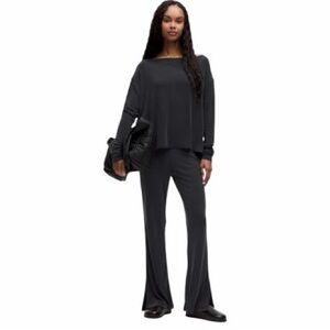 Lululemon Drapey Softstreme Flared Pant
Black